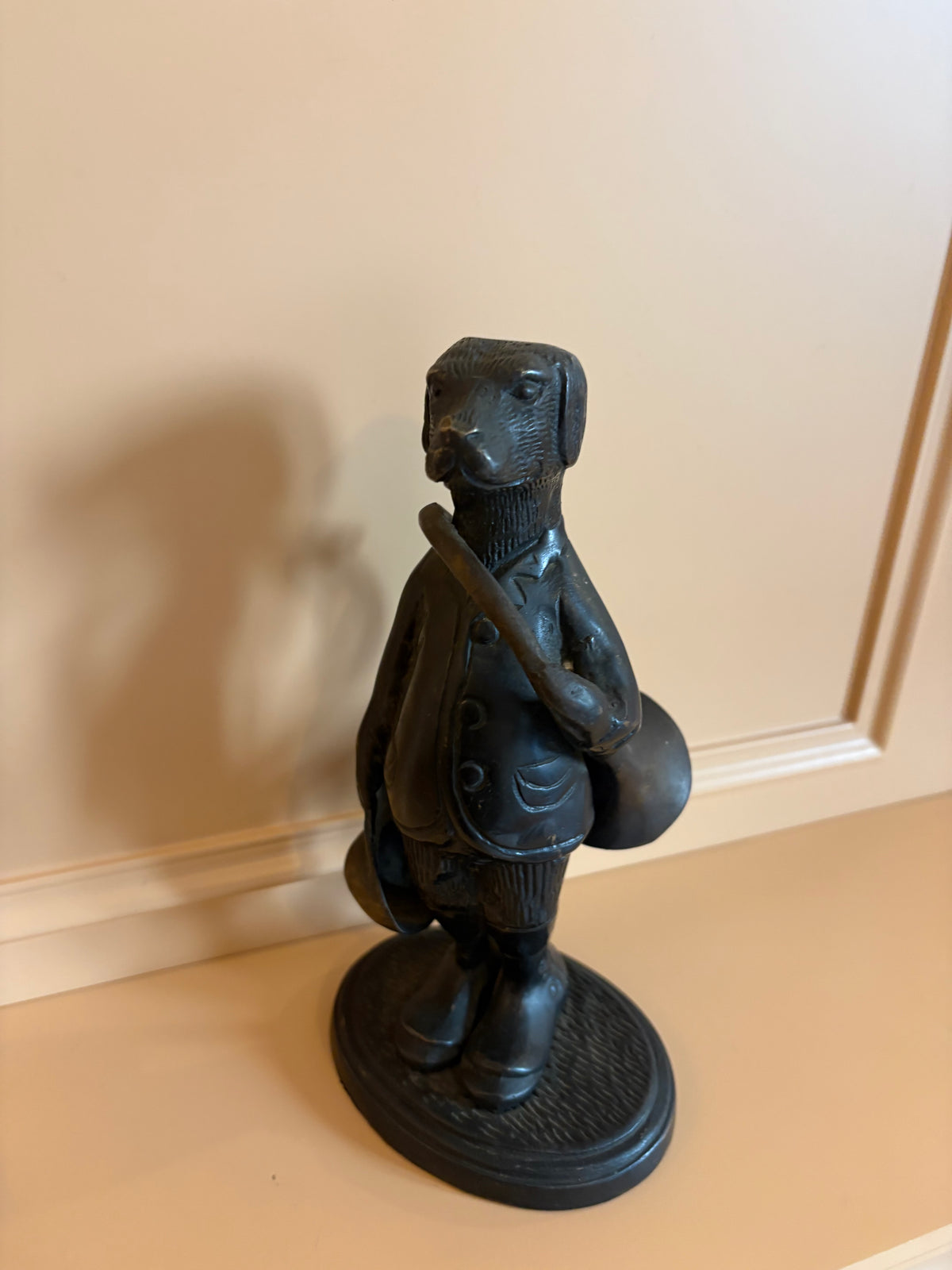 Antieke antropomorf bronzen jachthond met jachthoorn en tas