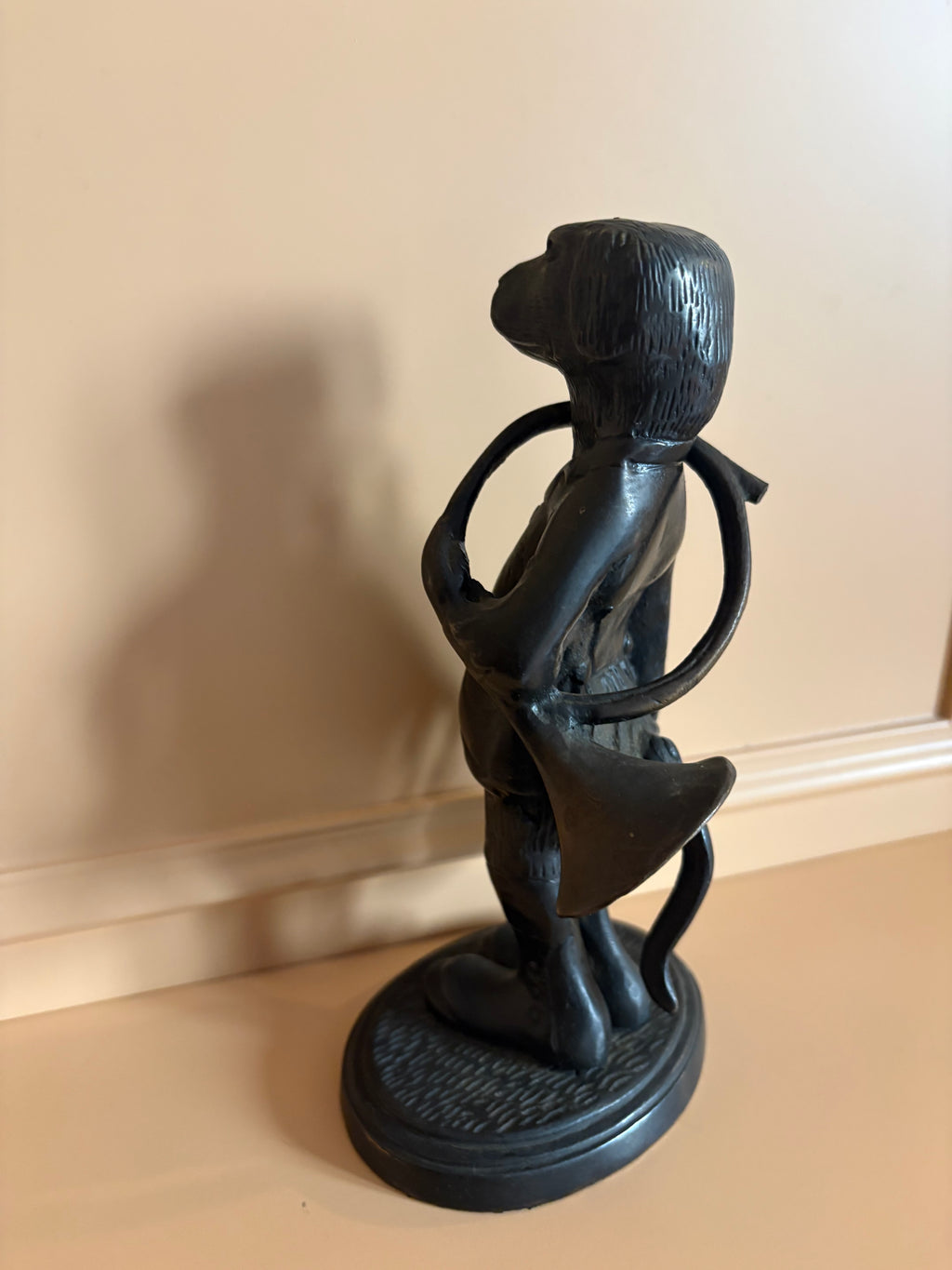 Antieke antropomorf bronzen jachthond met jachthoorn en tas