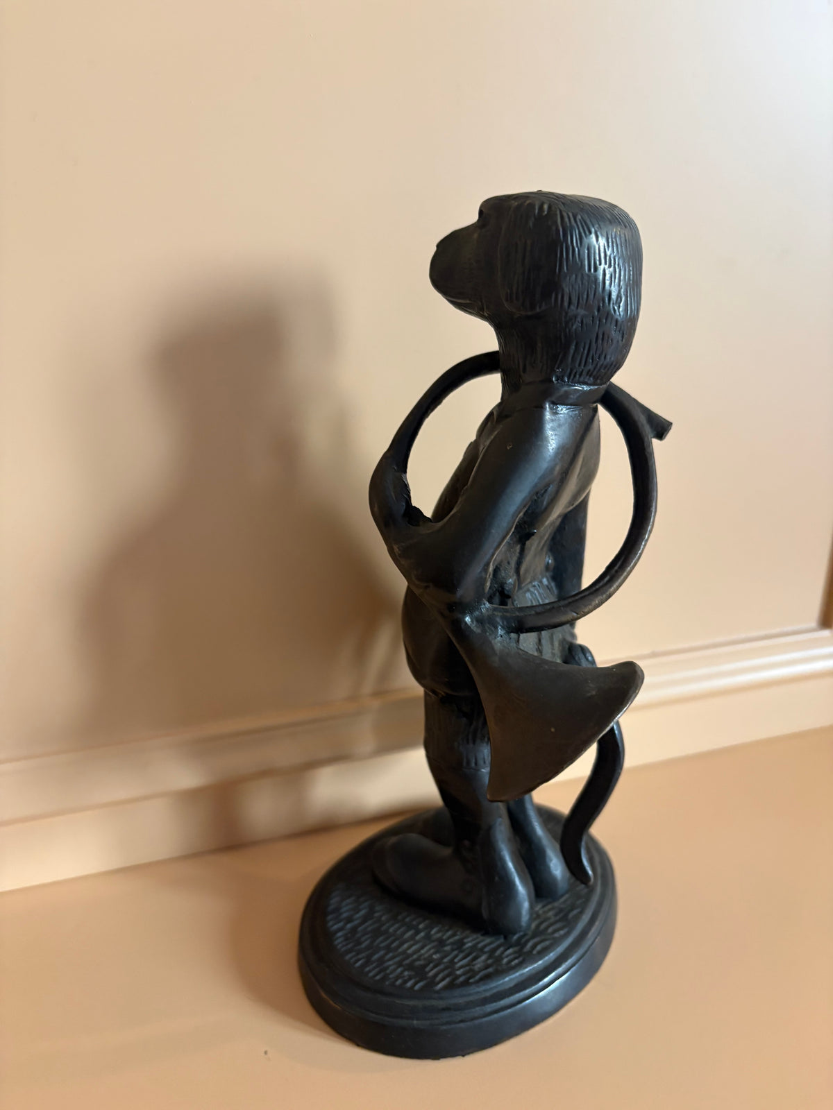 Antieke antropomorf bronzen jachthond met jachthoorn en tas