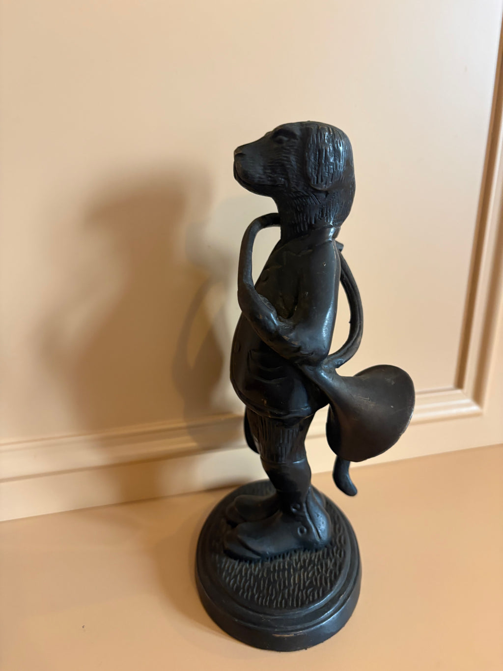 Antieke antropomorf bronzen jachthond met jachthoorn en tas
