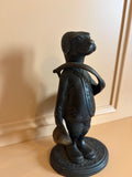 Antieke antropomorf bronzen jachthond met jachthoorn en tas