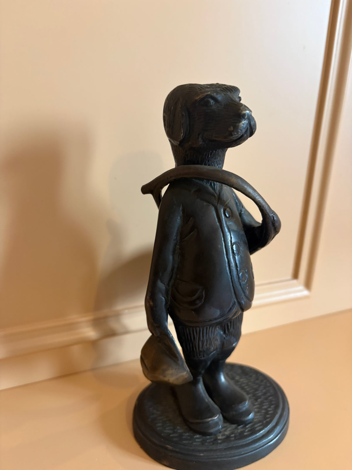 Antieke antropomorf bronzen jachthond met jachthoorn en tas