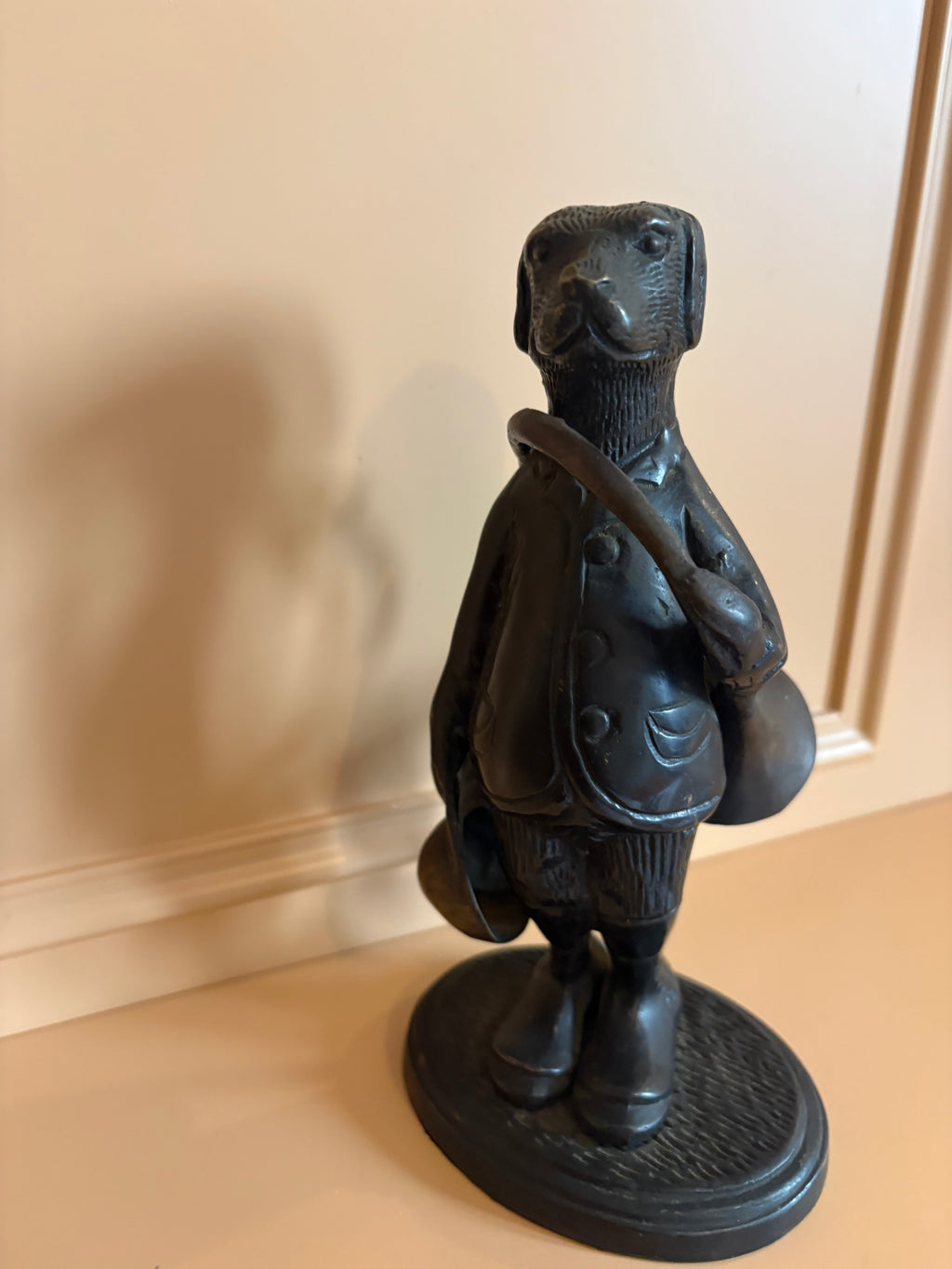 Antieke antropomorf bronzen jachthond met jachthoorn en tas