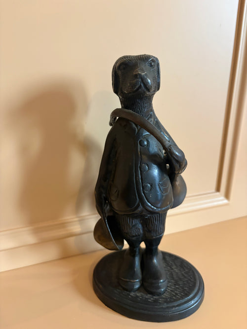 Antieke antropomorf bronzen jachthond met jachthoorn en tas