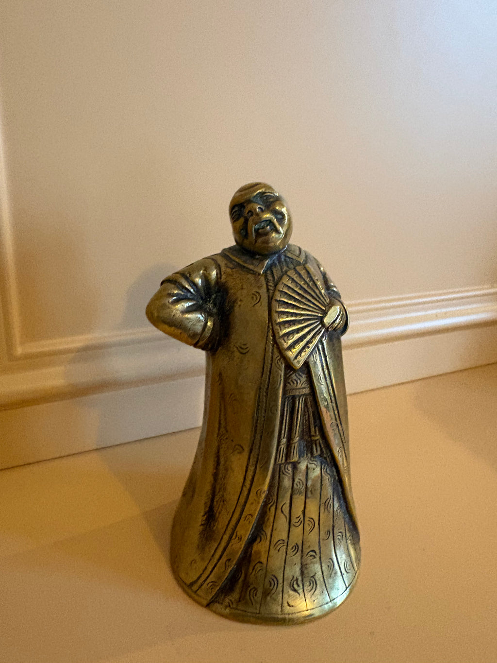 Vintage messing bel van Chinese man met waaier