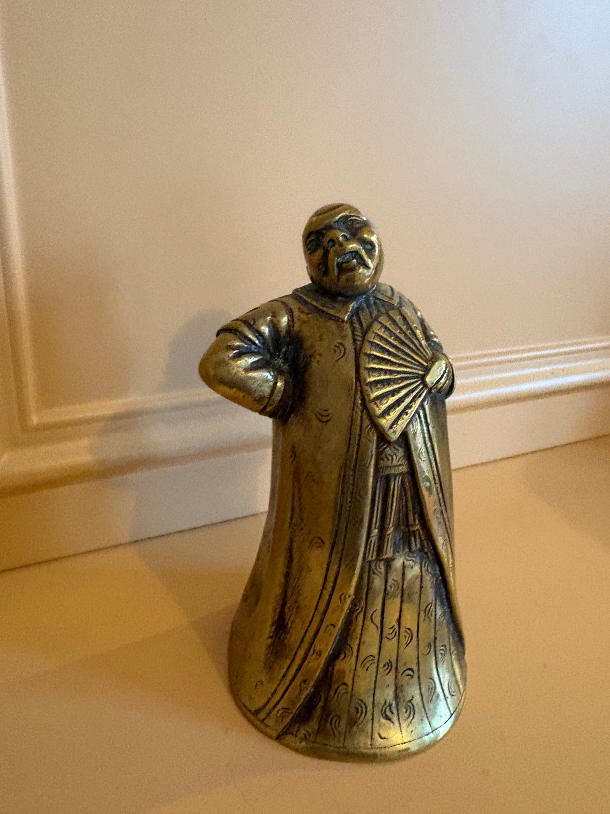 Vintage messing bel van Chinese man met waaier