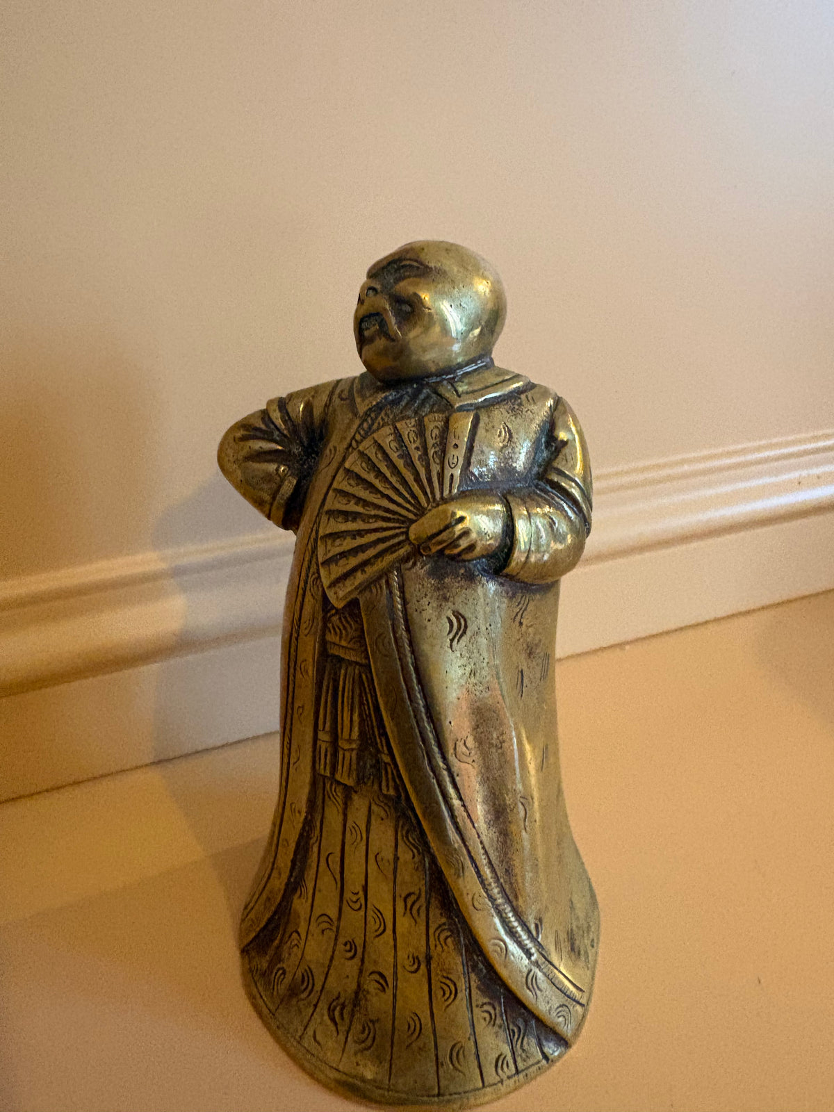 Vintage messing bel van Chinese man met waaier