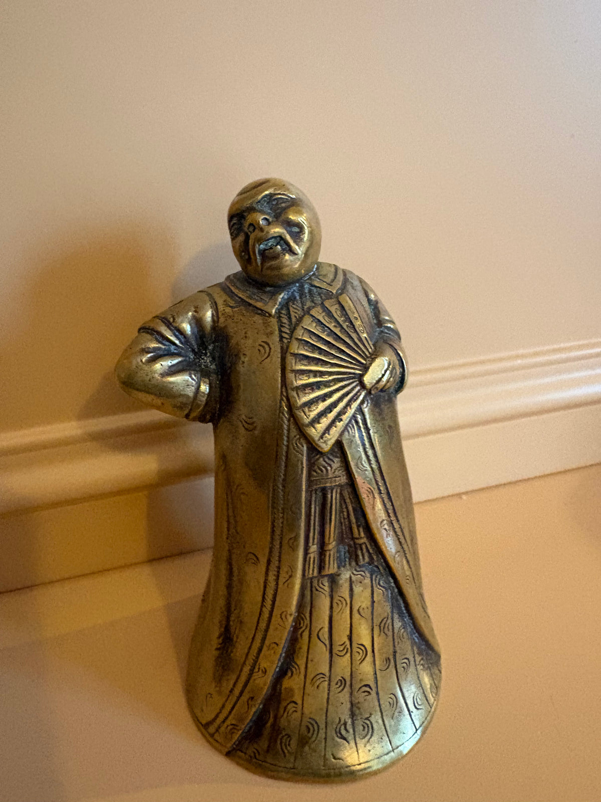 Vintage messing bel van Chinese man met waaier