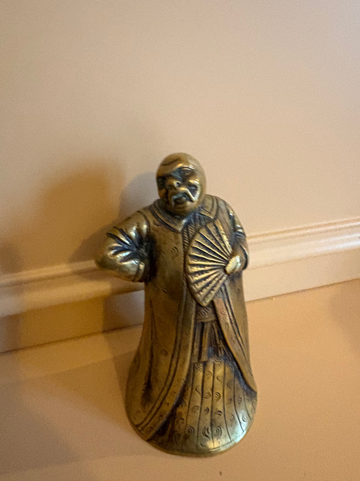 Vintage messing bel van Chinese man met waaier