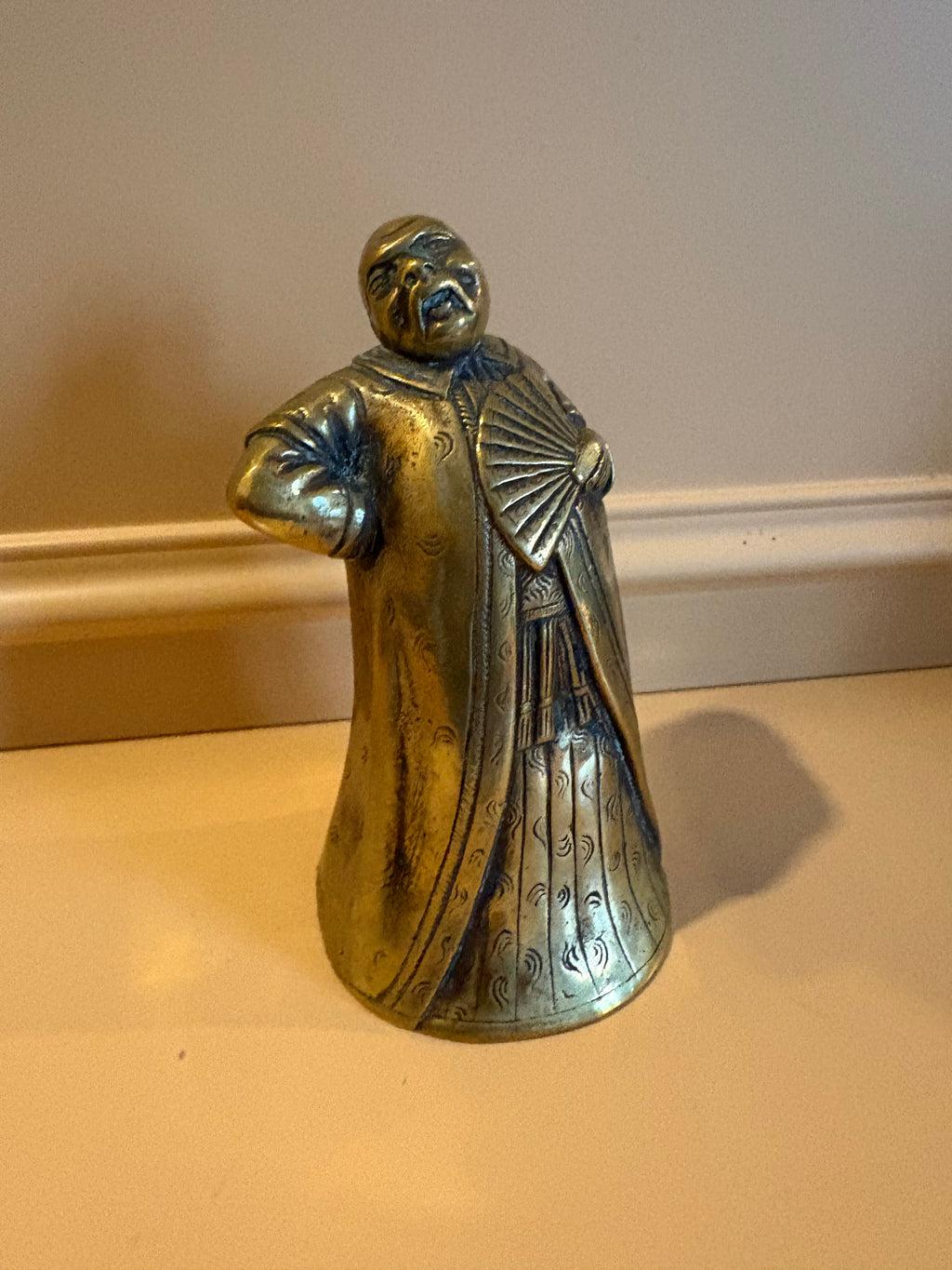 Vintage messing bel van Chinese man met waaier