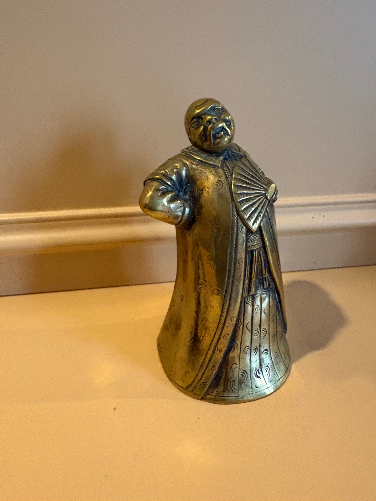 Vintage messing bel van Chinese man met waaier