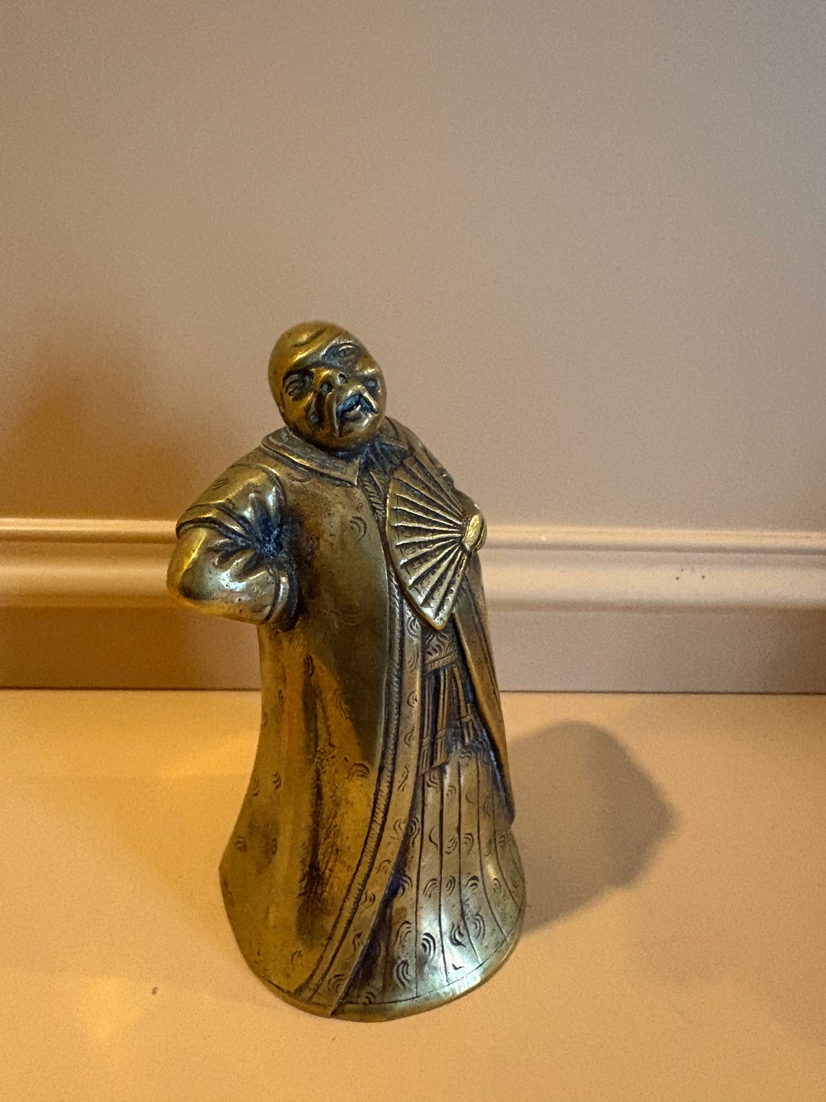 Vintage messing bel van Chinese man met waaier