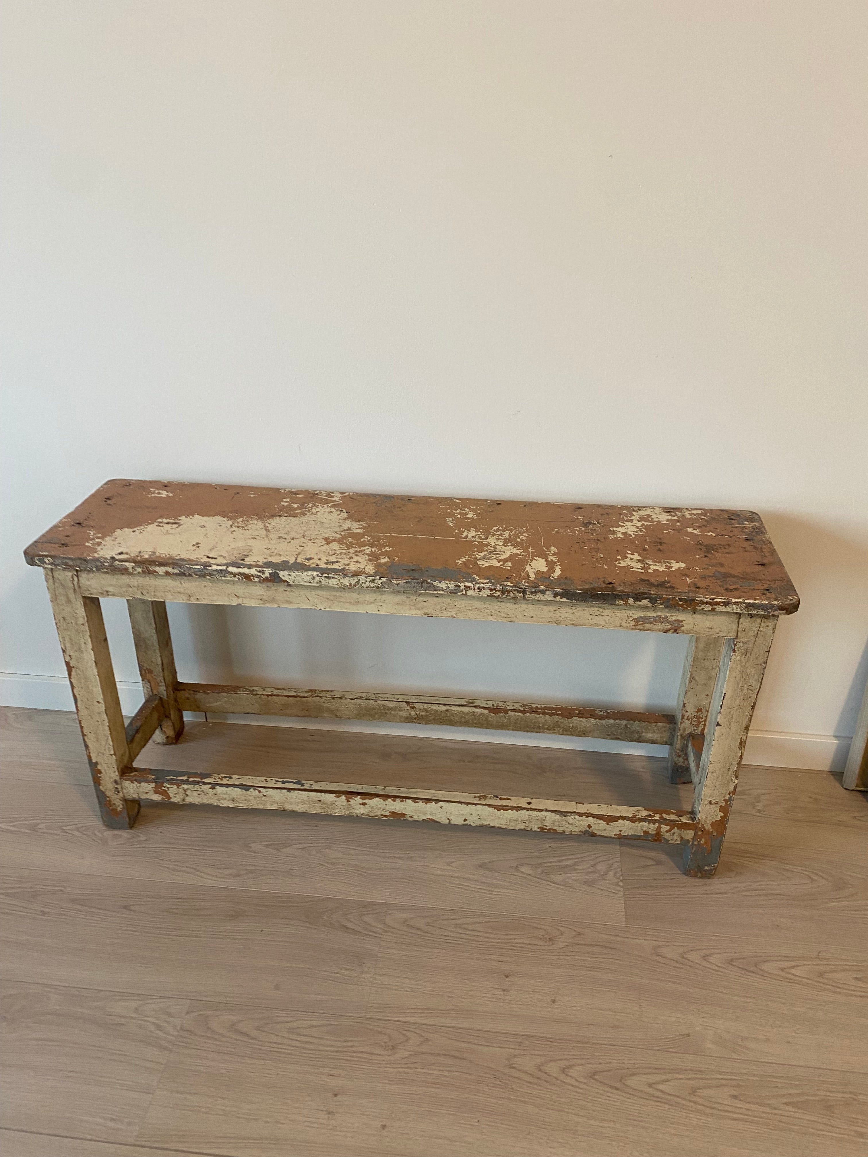 Oude houten bank met doorleefde uitstraling