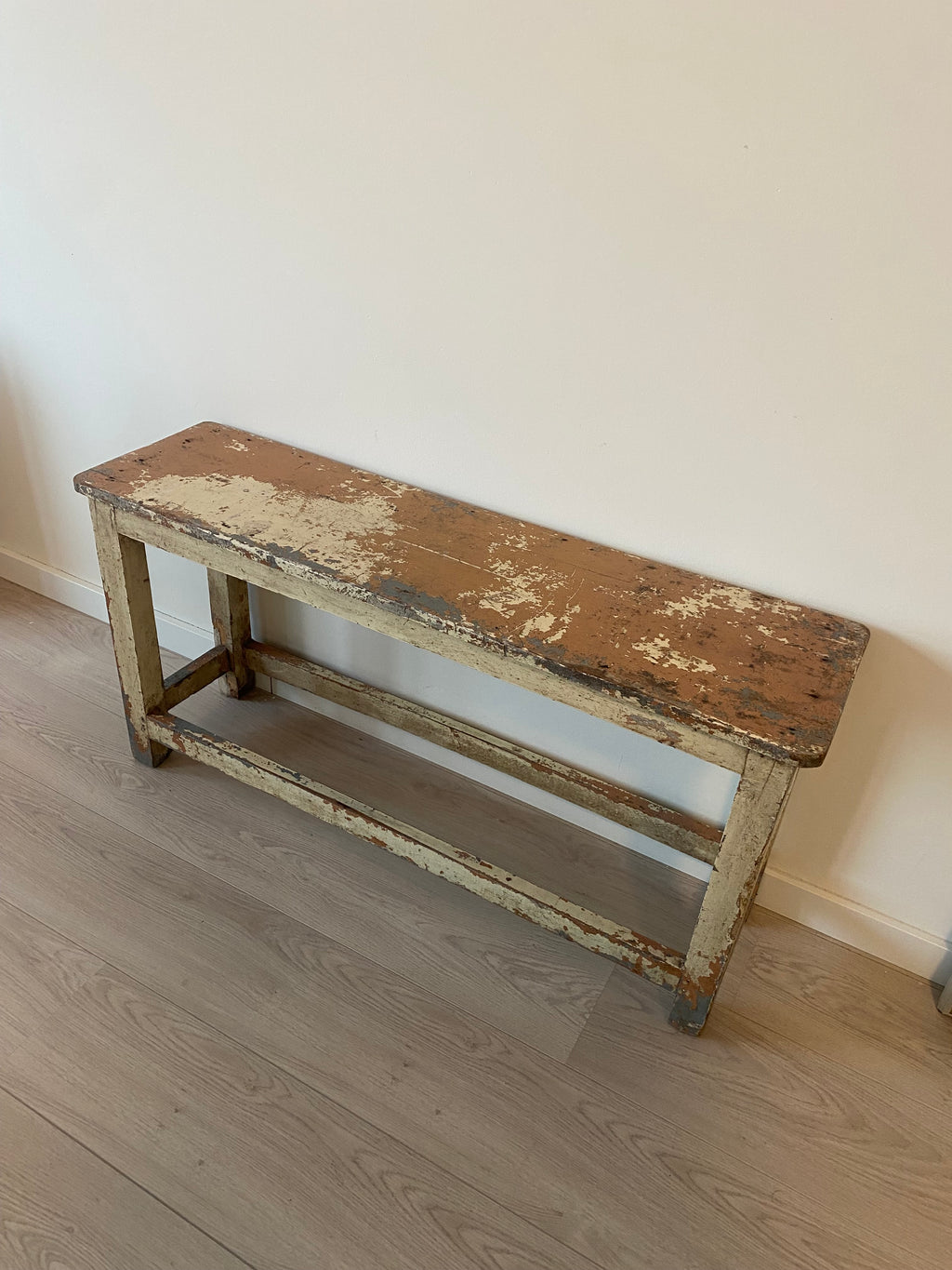 Oude houten bank met doorleefde uitstraling