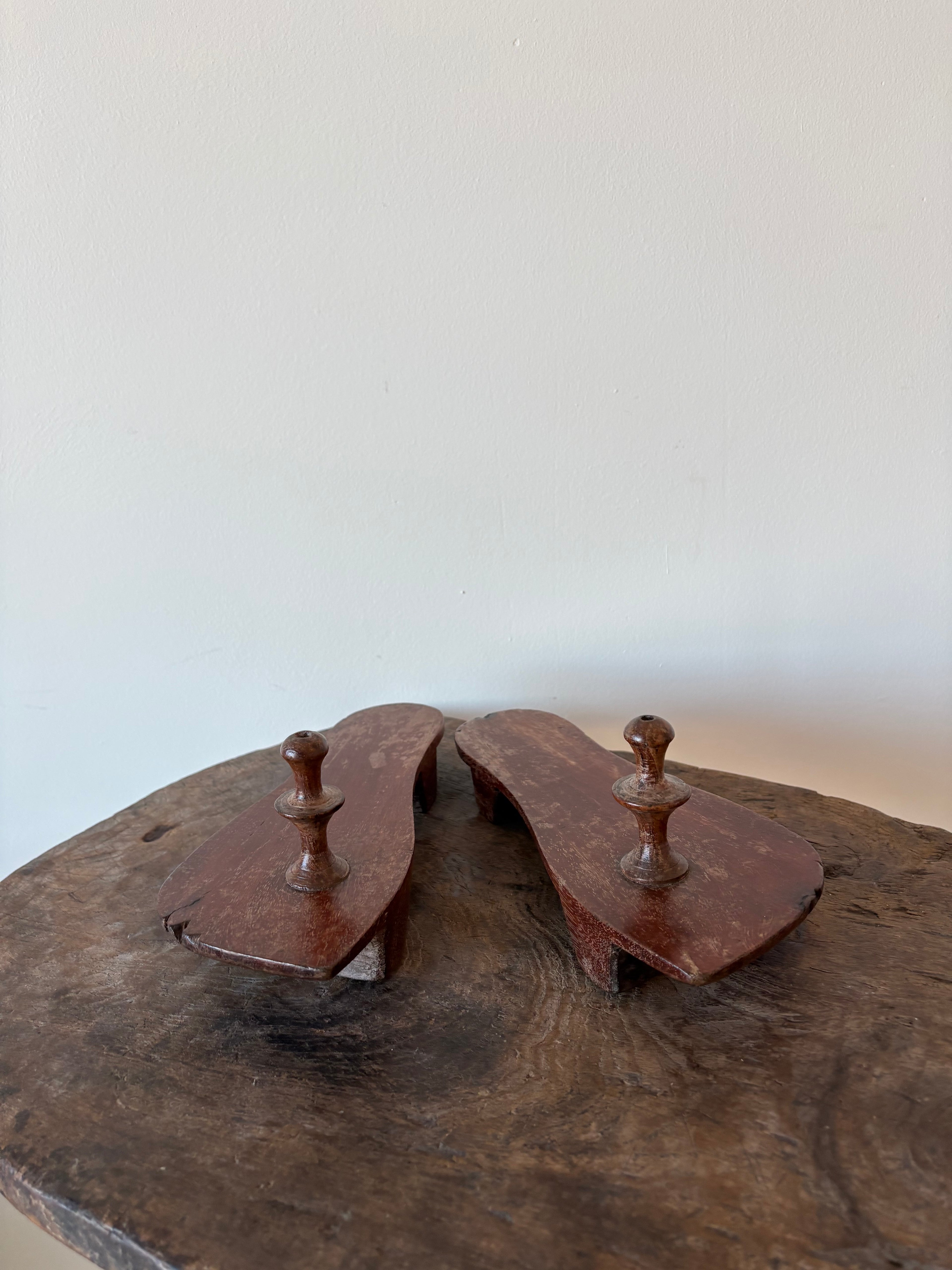 Khaddau, traditionele indiase houten sandalen