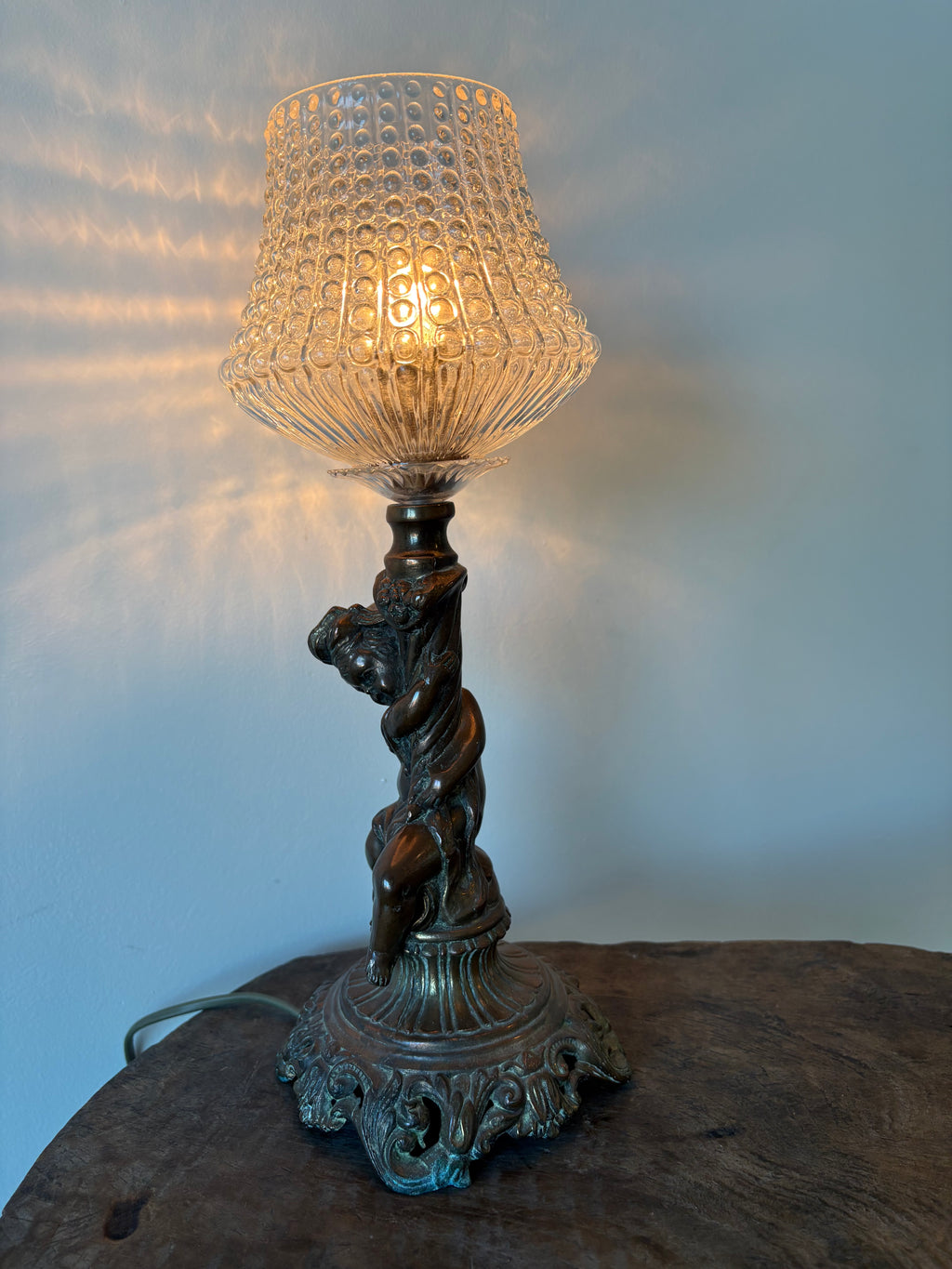 Mooie oude vintage tafel lamp met figuurvoet