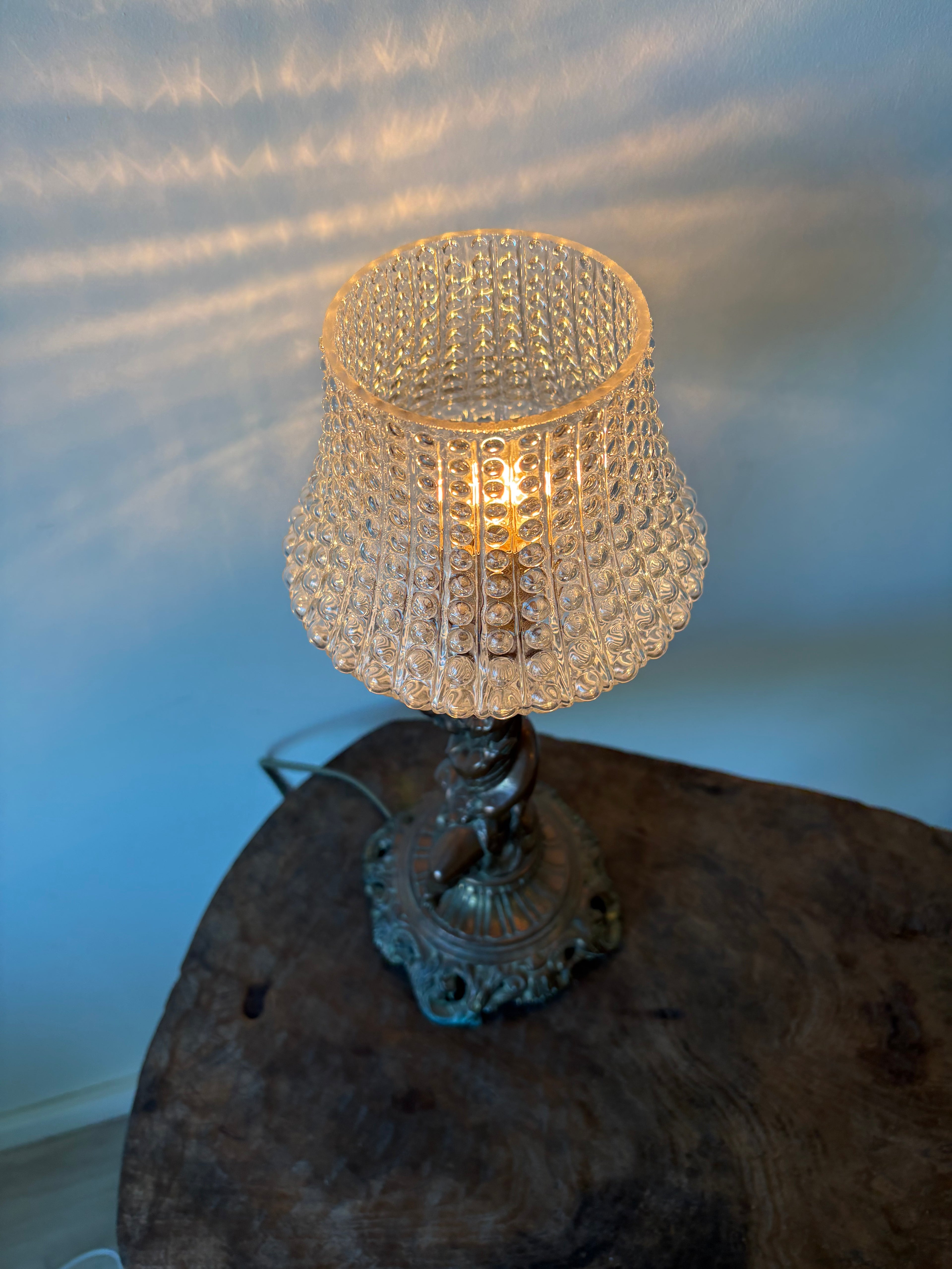 Mooie oude vintage tafel lamp met figuurvoet