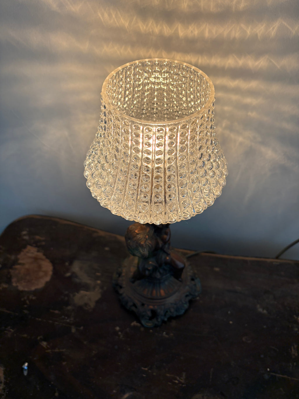 Mooie oude vintage tafel lamp met figuurvoet