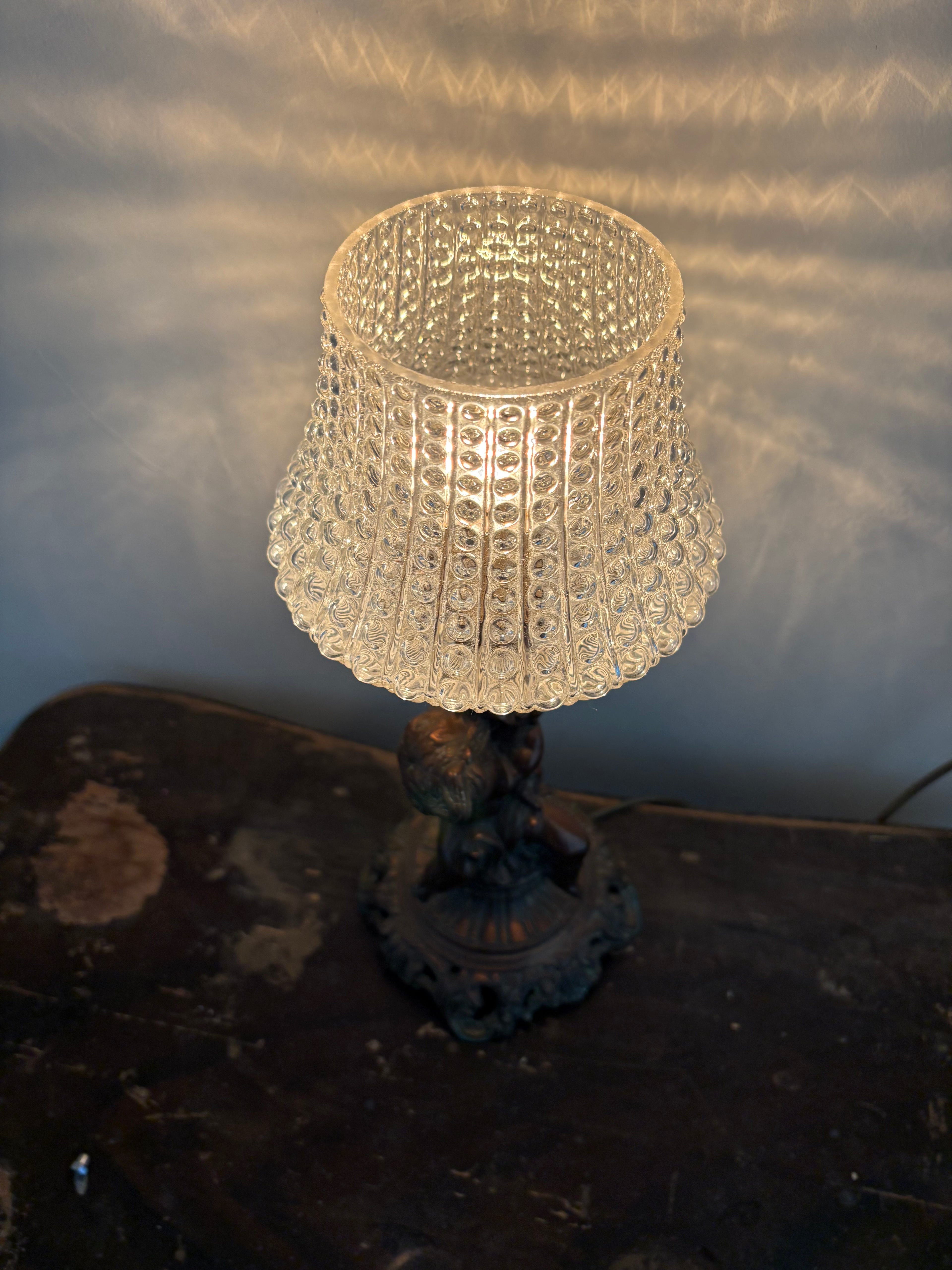 Mooie oude vintage tafel lamp met figuurvoet