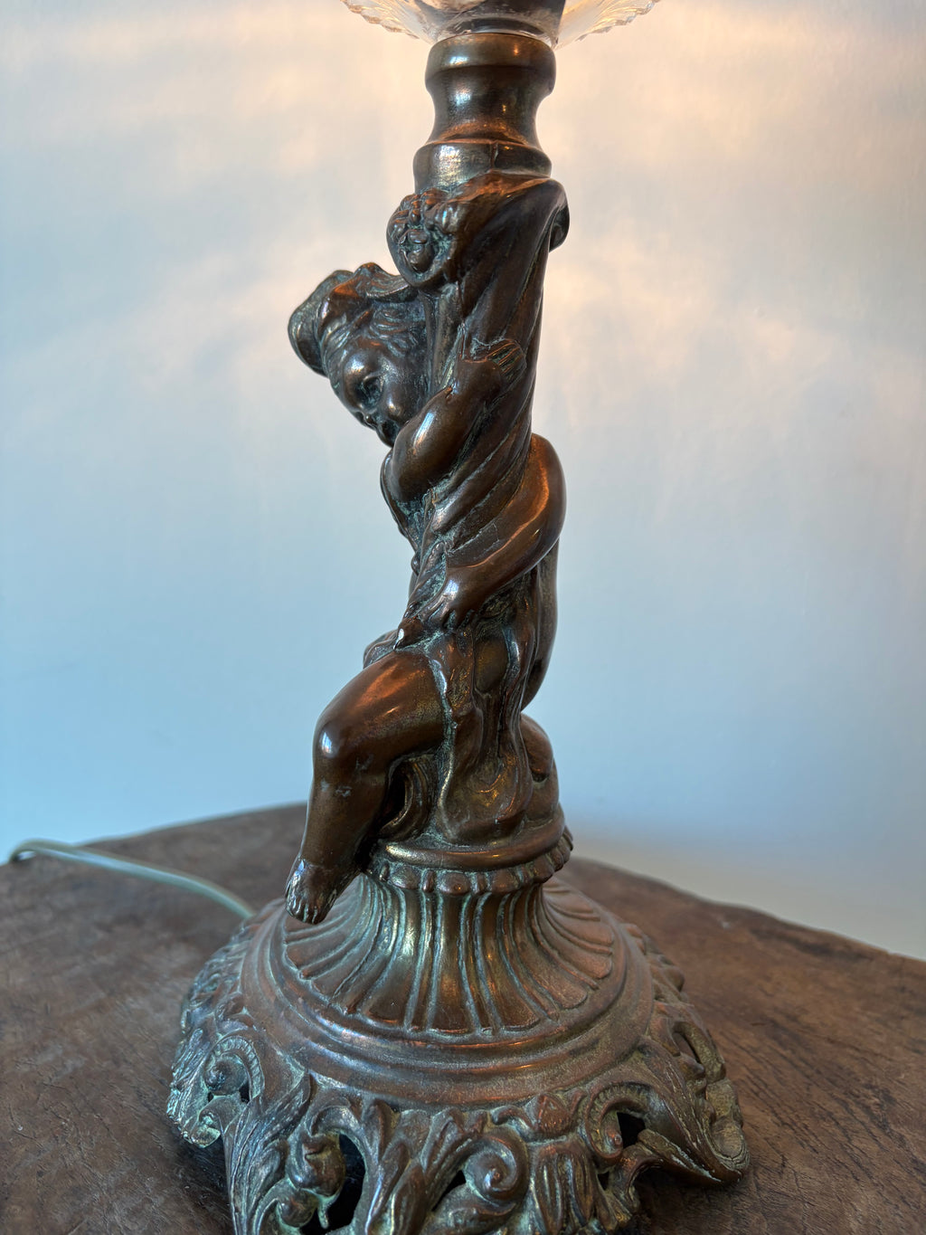 Mooie oude vintage tafel lamp met figuurvoet