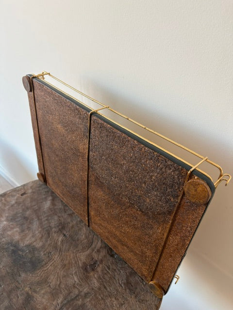 Prachtige rijk bewerkte oude houten serveerschaal uit 1950 met goudkleurige metalen rand
