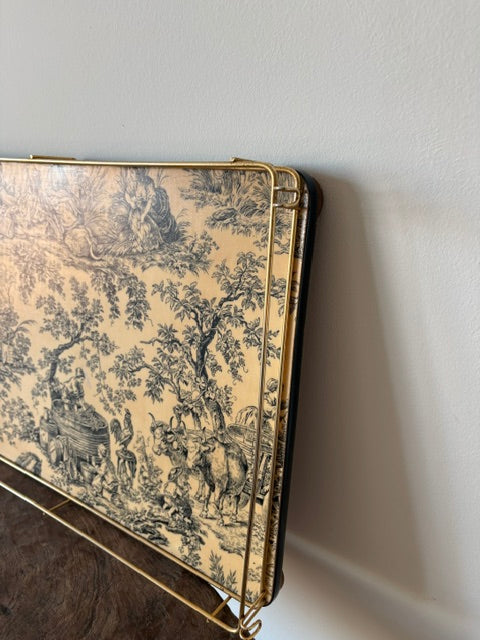 Prachtige rijk bewerkte oude houten serveerschaal uit 1950 met goudkleurige metalen rand