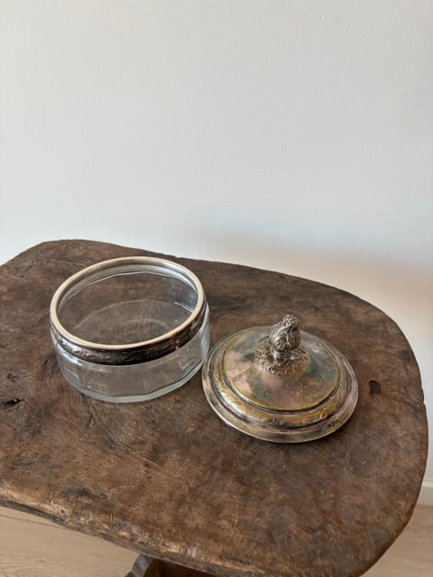 Glazen vintage bonbonniere met ijzeren deksel