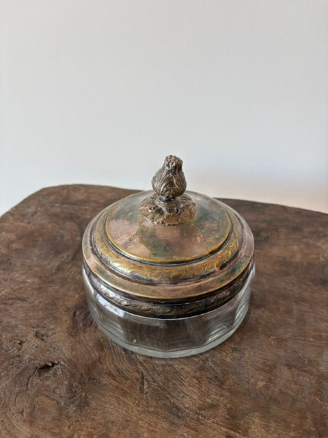 Glazen vintage bonbonniere met ijzeren deksel
