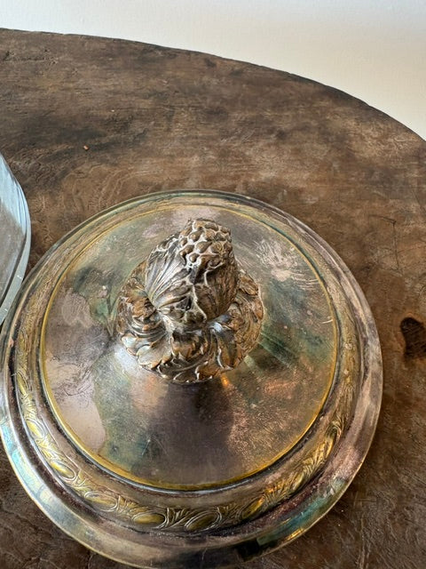 Glazen vintage bonbonniere met ijzeren deksel