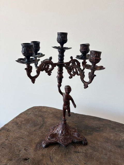 Antieke kandelaar met Putto figuur