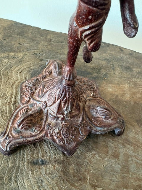 Antieke kandelaar met Putto figuur