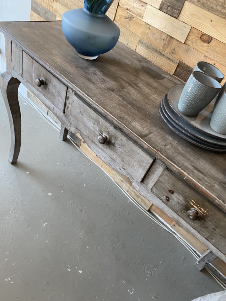 Snel Getalenteerd Verbergen Beautiful old grayed wooden sidetable with 3 drawers - Vindustrial